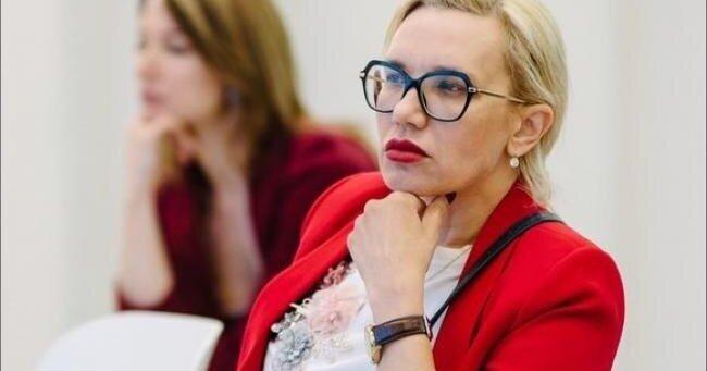 Податкова працівниця на ім'я Хотенко, яку можна охарактеризувати як 