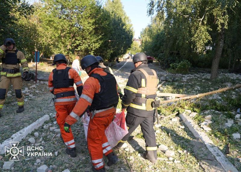 Противник здійснив артилерійський обстріл будинку для літніх людей у Сумах.