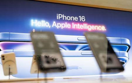 Російські споживачі матимуть можливість придбати новий iPhone 16, незважаючи на санкції та позицію компанії Apple, повідомляє Reuters.