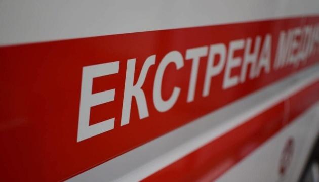 У населеному пункті поблизу Херсона російські військові скинули з безпілотника вибухівку на літню жінку.