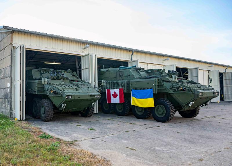 Канада передала Україні бронетранспортер LAV.