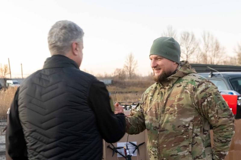 Усі ми разом: Порошенко на Сході провів зустріч з товаришами по зброї, які борються з першого дня вторгнення - Прямий.